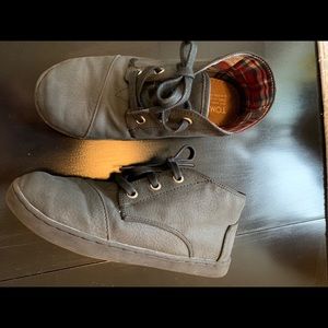 Boys Tom’s shoes